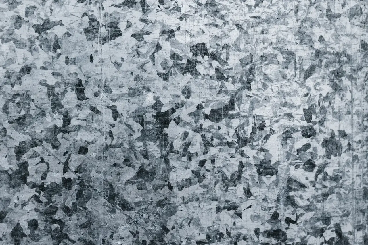 Etched metal sheet surface with a patterned texture