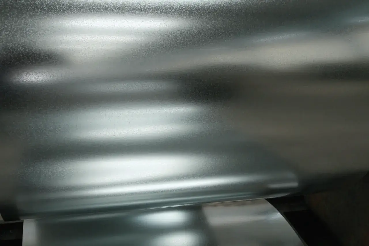 Mirror-finish stainless steel surface with soft reflections